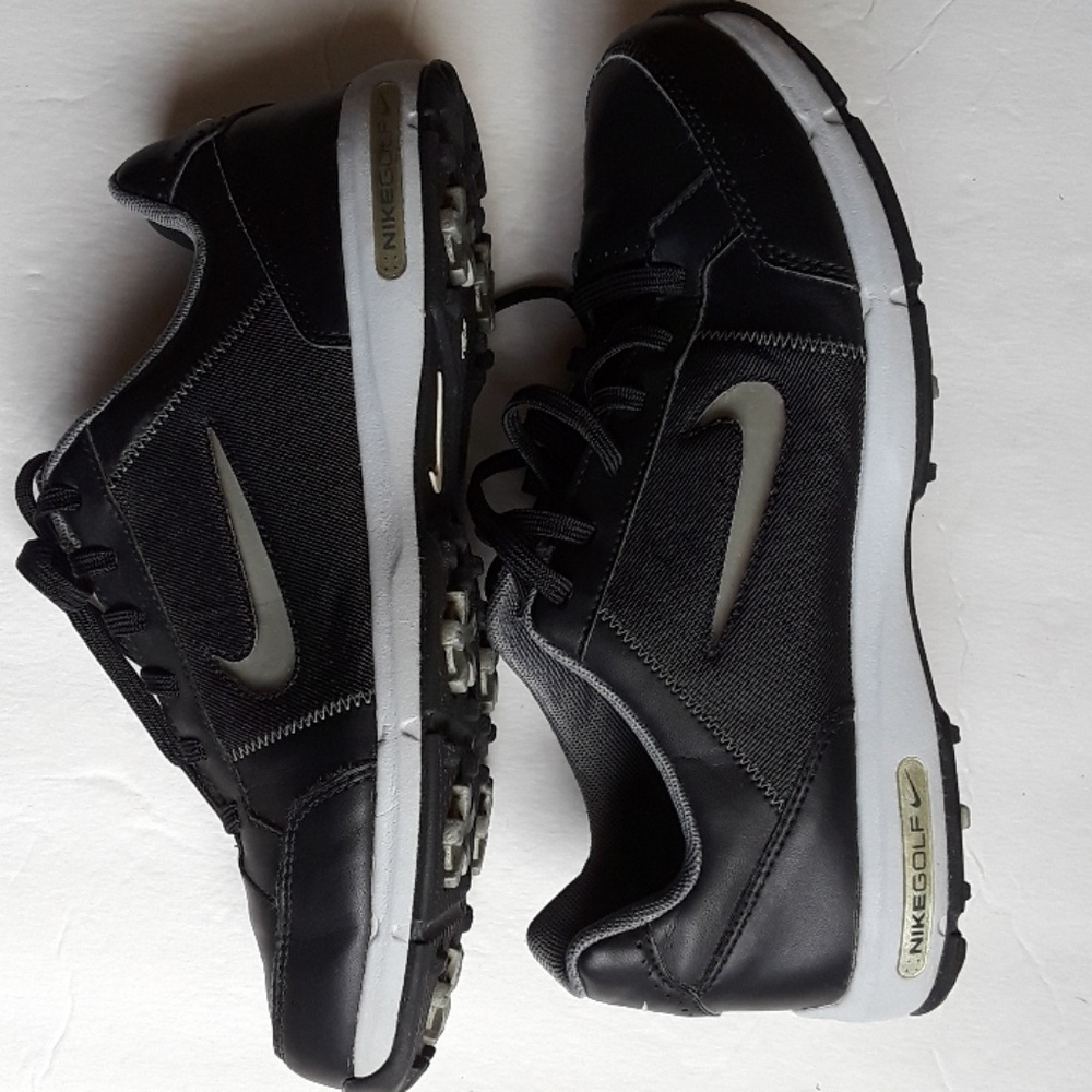 SIZE 5Y. NIKE black leather kids golf sneaker shoes.